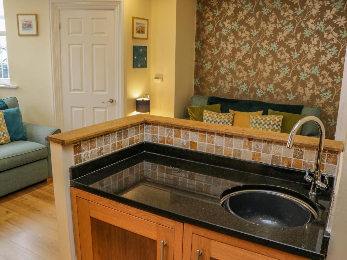 Apartment 6 Уитби Экстерьер фото