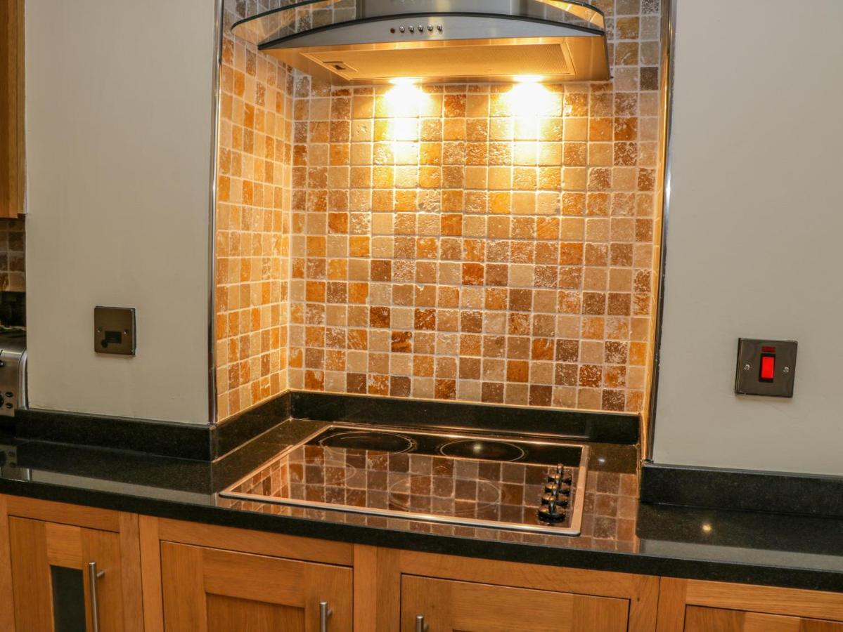 Apartment 6 Уитби Экстерьер фото
