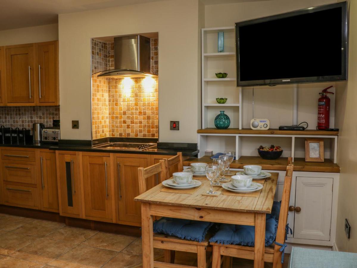 Apartment 6 Уитби Экстерьер фото