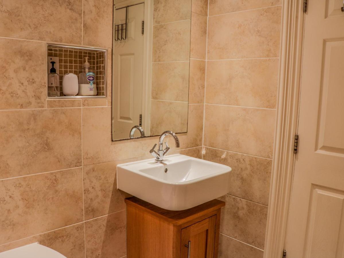 Apartment 6 Уитби Экстерьер фото