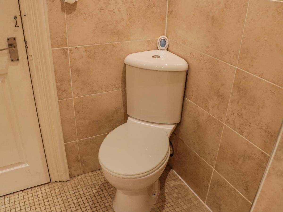 Apartment 6 Уитби Экстерьер фото